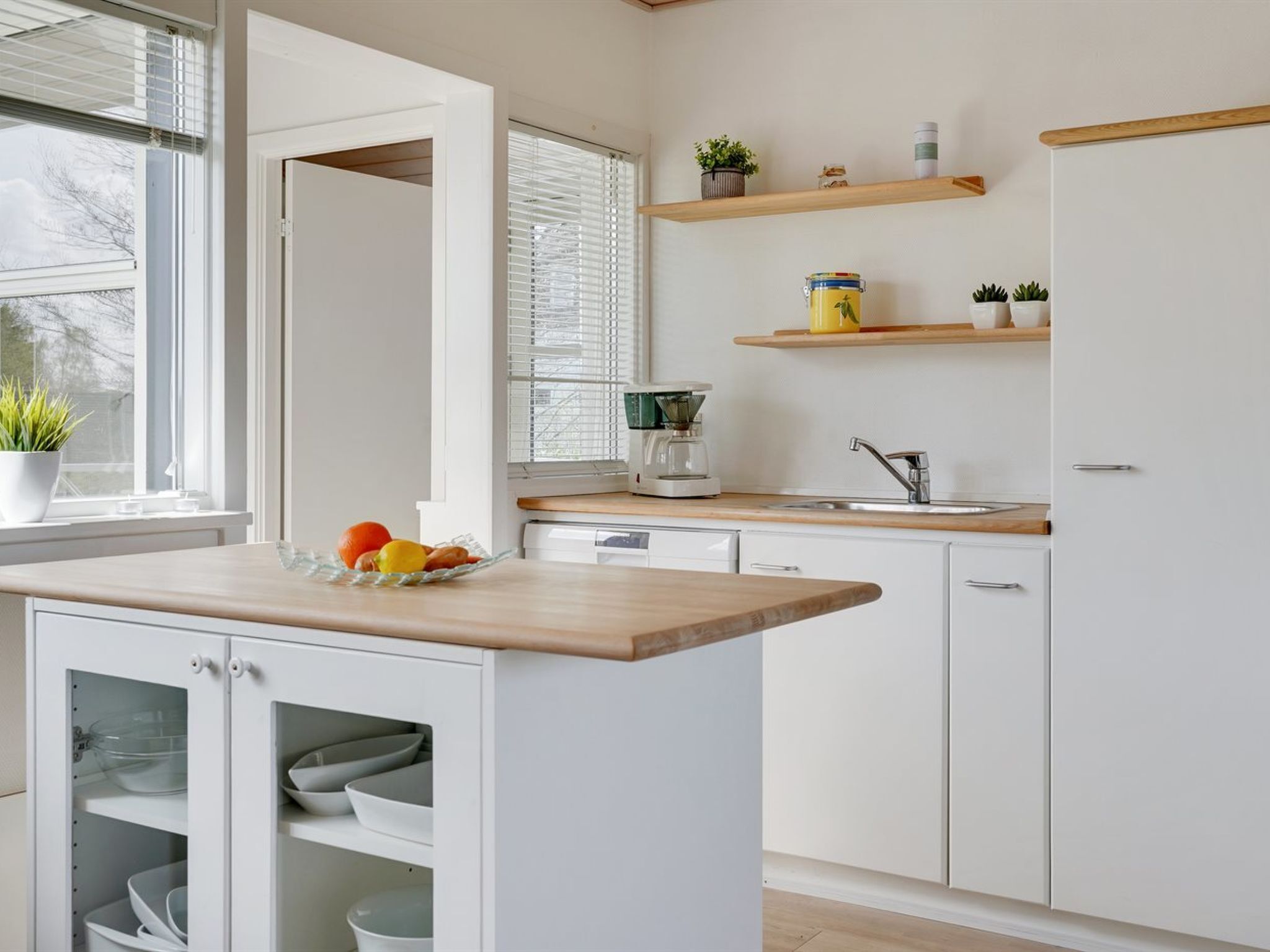 Réfrigérateur, four, lave-vaisselle, chaise haute