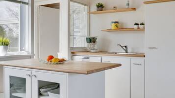 Réfrigérateur, four, lave-vaisselle, chaise haute