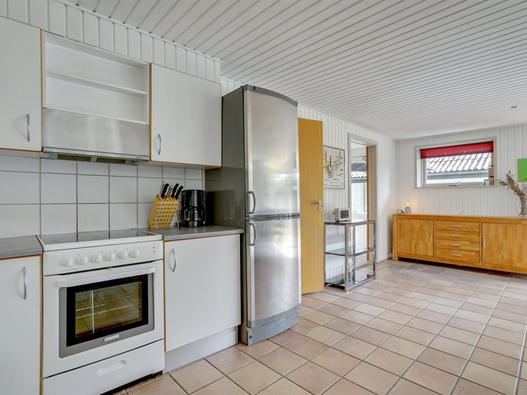 Fridge, microwave, dishwasher, cookware/dishes/utensils