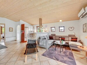 TV, caminetto, lettore DVD