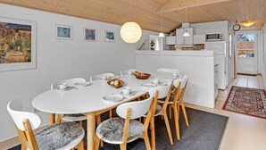 Une cuisine moderne avec des meubles blancs, un four à micro-ondes et un évier.