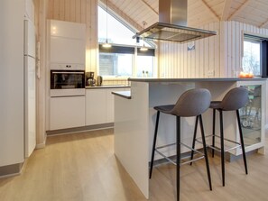 Kühlschrank, Mikrowelle, Geschirrspüler, Kochgeschirr/Geschirr/Besteck