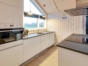 Kühlschrank, Mikrowelle, Geschirrspüler, Kochgeschirr/Geschirr/Besteck