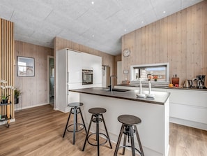 Fridge, microwave, dishwasher, cookware/dishes/utensils