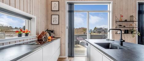 Fridge, microwave, dishwasher, cookware/dishes/utensils