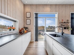 Kühlschrank, Mikrowelle, Geschirrspüler, Kochgeschirr/Geschirr/Besteck