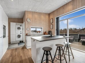 Køleskab, mikrobølgeovn, opvaskemaskine, køkkentøj/tallerkener/redskaber