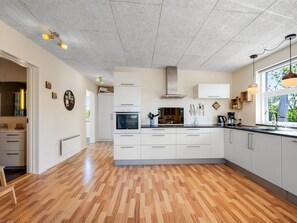 Fridge, microwave, dishwasher, cookware/dishes/utensils