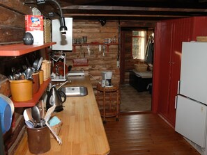 Réfrigérateur, four, batterie de cuisine, vaisselle et ustensiles