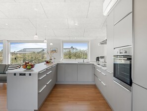 Køleskab, mikrobølgeovn, opvaskemaskine, køkkentøj/tallerkener/redskaber
