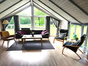 Een televisie en een open haard