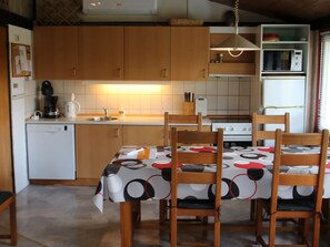 Fridge, microwave, dishwasher, cookware/dishes/utensils