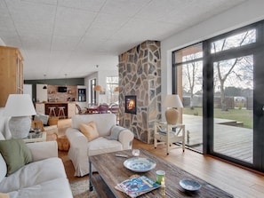 TV, fireplace