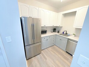 冷蔵庫、電子レンジ、オーブン、コンロ