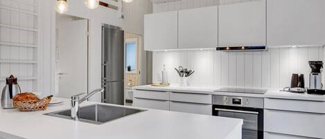 Fridge, microwave, dishwasher, cookware/dishes/utensils