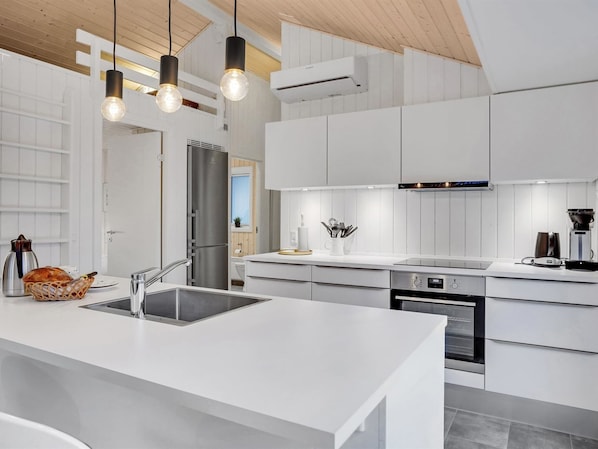 Kühlschrank, Mikrowelle, Geschirrspüler, Kochgeschirr/Geschirr/Besteck