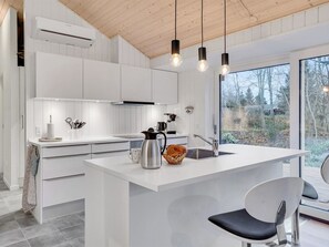 Kühlschrank, Mikrowelle, Geschirrspüler, Kochgeschirr/Geschirr/Besteck