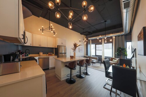 Luxury 3BR Chicago Suite with King Bed Near McCormick Place & Soldier Field