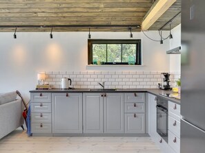 Kjøleskap, mikrobølgeovn, ovn og oppvaskmaskin