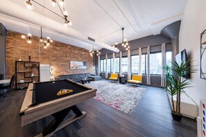 Games room - Spacious Luxury 6BR Suite with Jacuzzi & Pool Table Near McCormick Place (Chicago)