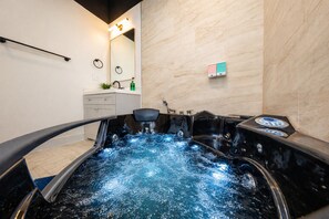 Interior - Spacious Luxury 6BR Suite with Jacuzzi & Pool Table Near McCormick Place (Chicago)