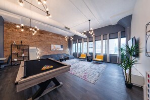 Games room - Spacious Luxury 6BR Suite with Jacuzzi & Pool Table Near McCormick Place (Chicago)
