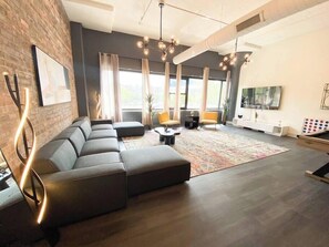 Smart-tv, boeken en een printer