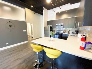 Fridge, microwave, oven, stovetop - Spacious 3BR Suite South Loop Chicago Near McCormick Place & Soldier Field (Chicago)