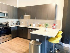Fridge, microwave, oven, stovetop - Spacious 3BR Suite South Loop Chicago Near McCormick Place & Soldier Field (Chicago)