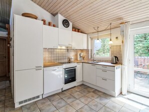 Kjøleskap, mikrobølgeovn, ovn og oppvaskmaskin