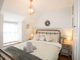 2 quartos, individualmente decorados, individualmente mobiliados