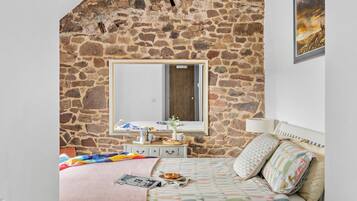 Cottage | 2 bedrooms, individually decorated, individually furnished, free WiFi