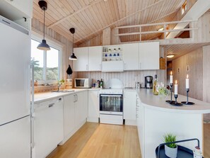 Frigorífico, microondas, horno y lavavajillas