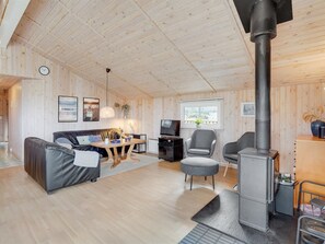 Una televisión, una chimenea