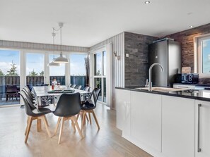 Frigorifero, microonde, lavastoviglie, pentole/stoviglie/utensili