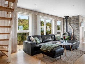 TV, caminetto, lettore DVD