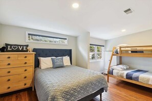 3 slaapkamers, een strijkplank/strijkijzer, wifi, beddengoed