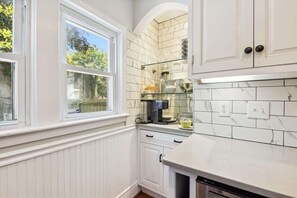 Fridge, microwave, oven, stovetop - The Crabby Patty Summ (Annapolis)