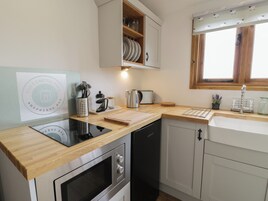 Refrigerador, tetera/pava eléctrica, tostadora, utensilios de cocina