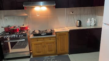 Fridge, oven, stovetop, cookware/dishes/utensils