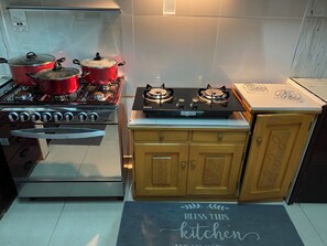 Frigorífic, forn i placa de cuina
