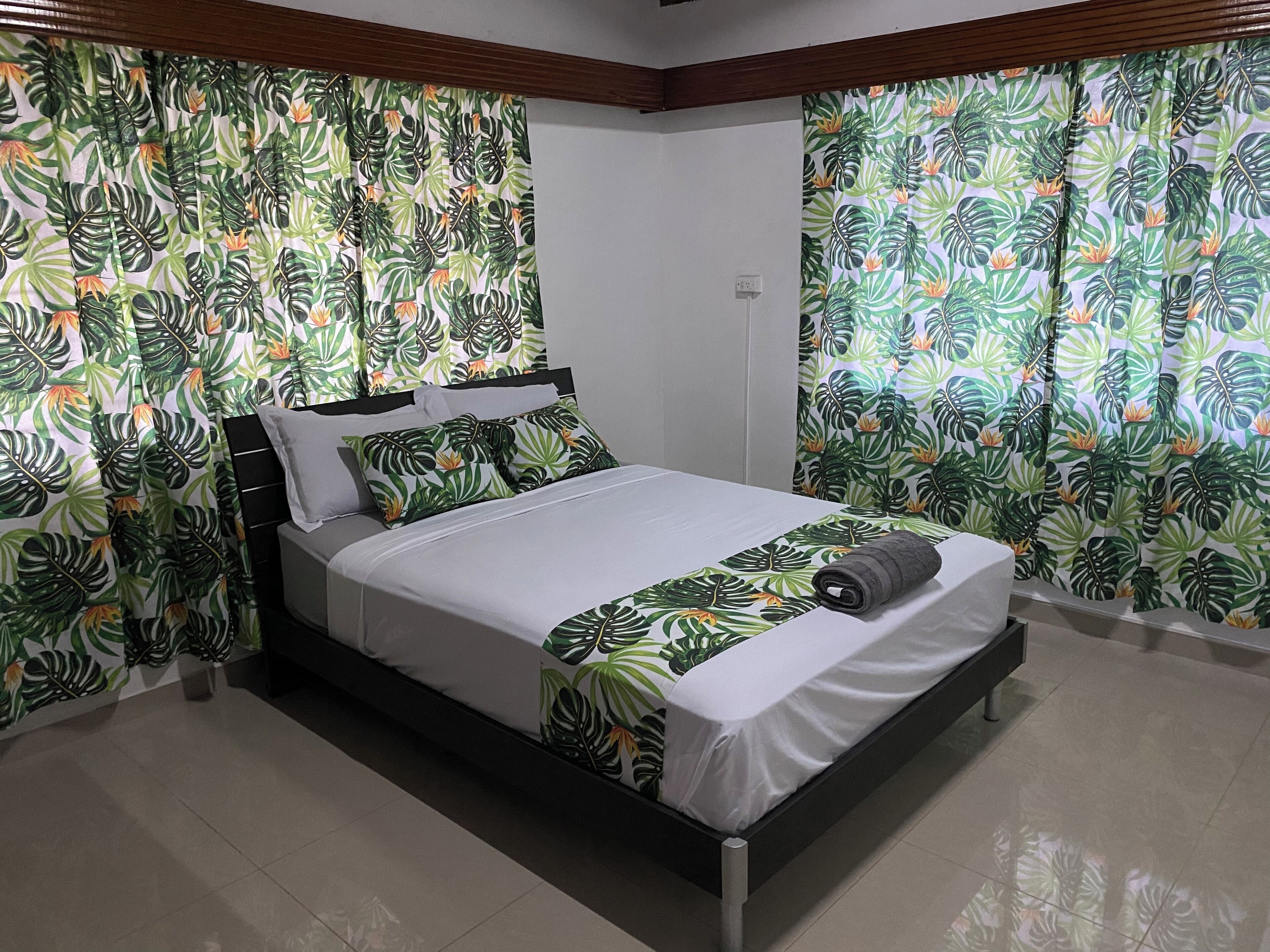 3 chambres, fer et planche à repasser, Wi-Fi, draps fournis