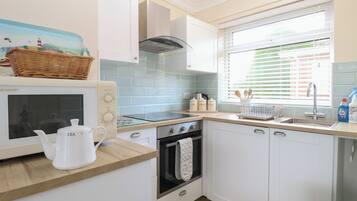 Tủ lạnh, ấm điện, lò nướng bánh mì, dụng cụ nấu nướng/bát dĩa/dao nĩa