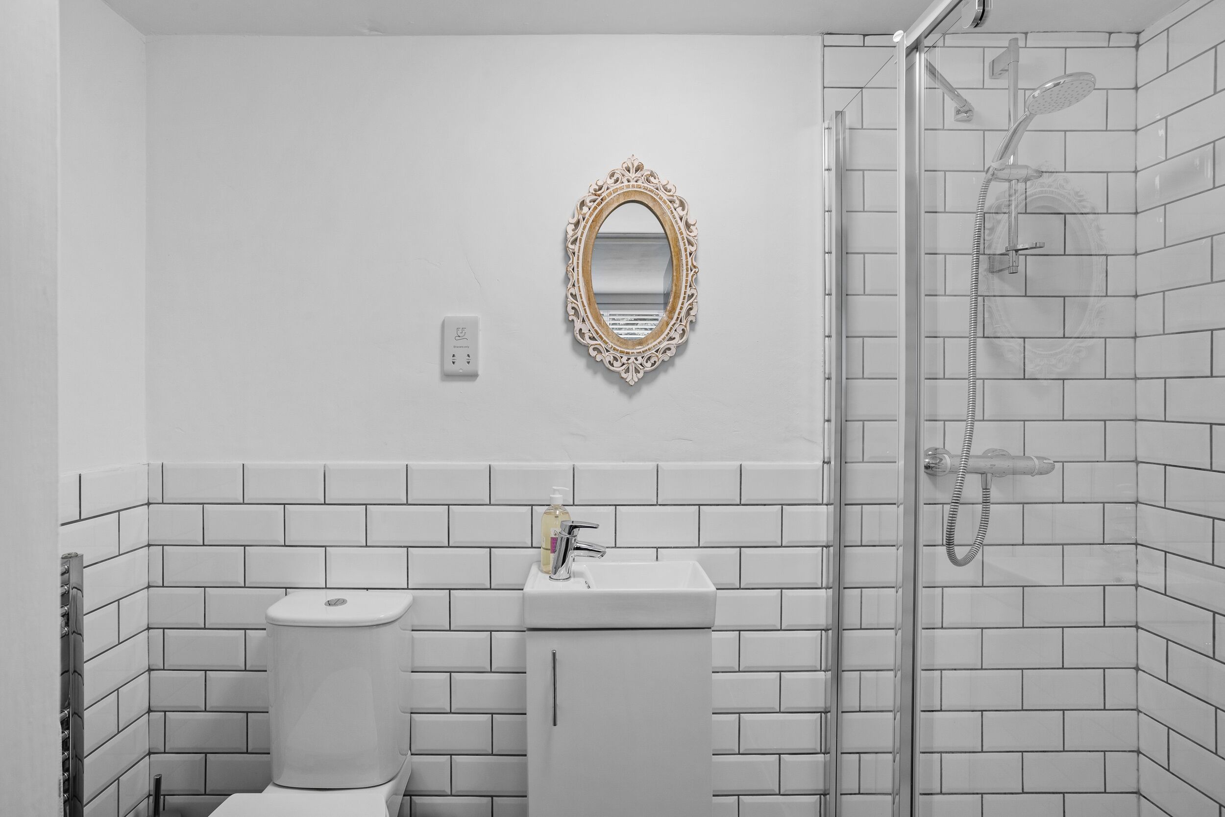 Une salle de bain avec des toilettes, un lavabo et une douche.