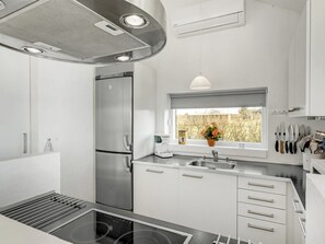 Een koelkast, een microgolfoven, een oven, een vaatwasser