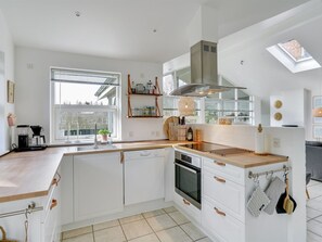 Kylskåp, mikrovågsugn, ugn och diskmaskin