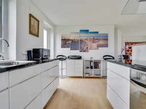 Refrigerador, microondas, lavavajillas y utensilios de cocina 