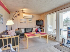 TV, fireplace, DVD player