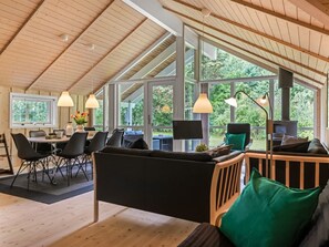 Televisie, een open haard en een dvd-speler