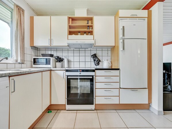 Fridge, microwave, dishwasher, cookware/dishes/utensils
